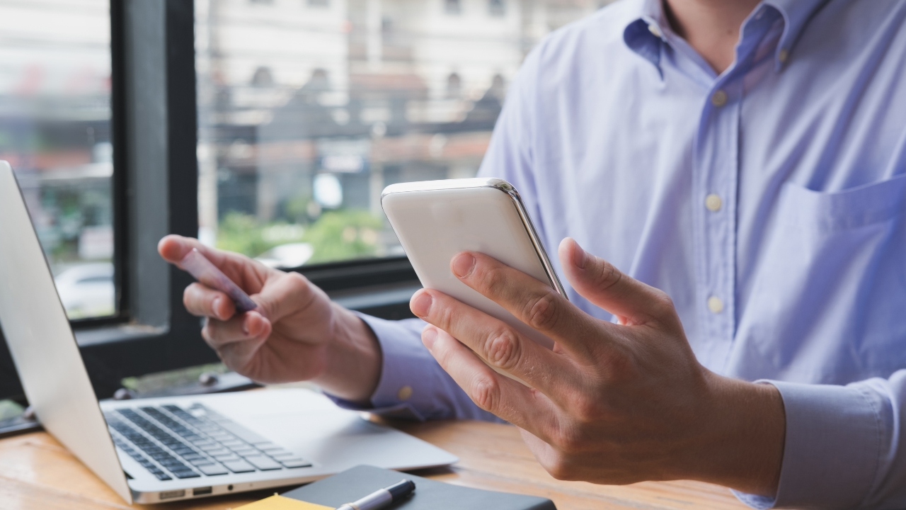 Sujeto realizando una solicitud bancaria a través de su teléfono