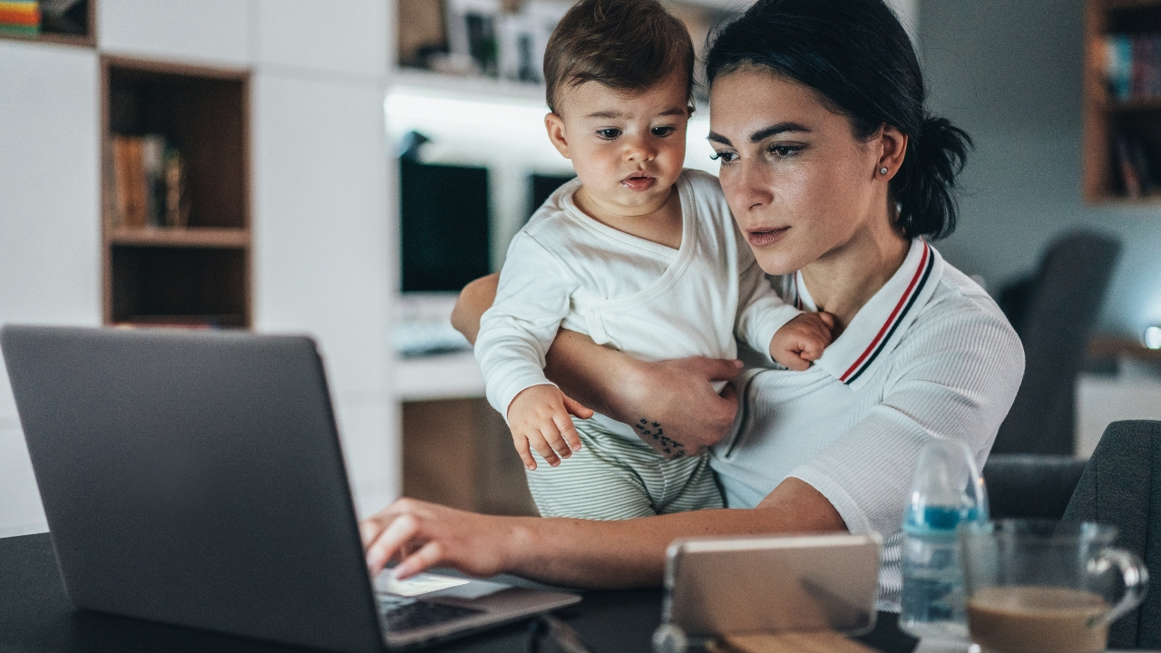 Madre con su hijo trabajando en home office